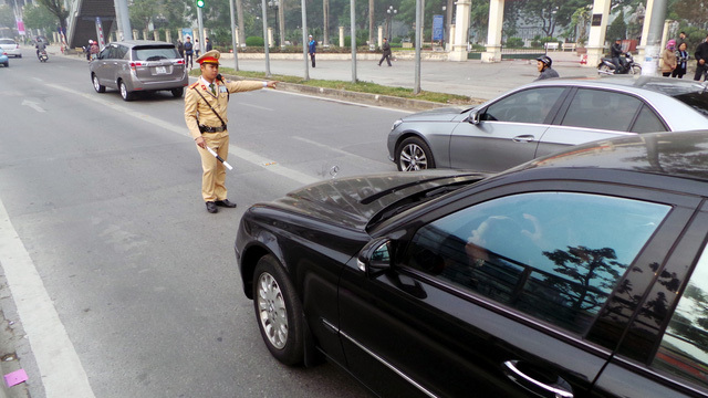 Người chưa đủ tuổi lái xe ô tô phạt bao nhiêu tiền?